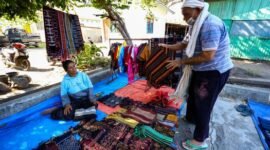 Berbagai produk lokal Indonesia dipamerkan dengan desain modern dan kemasan menarik, menunjukkan kualitas yang tak kalah dengan merek internasional. Pemandangan ini mencerminkan semangat inovasi dan kreativitas yang kini menjadi ciri khas produk-produk buatan anak bangsa.