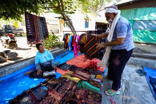 Berbagai produk lokal Indonesia dipamerkan dengan desain modern dan kemasan menarik, menunjukkan kualitas yang tak kalah dengan merek internasional. Pemandangan ini mencerminkan semangat inovasi dan kreativitas yang kini menjadi ciri khas produk-produk buatan anak bangsa.