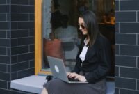 Seorang pemilik UMKM tengah mengelola pemasaran produknya melalui laptop, menunjukkan bahwa strategi digital menjadi tulang punggung keberhasilan bisnis di era modern ini. Gambar ini menangkap esensi bagaimana teknologi memfasilitasi jangkauan pasar yang lebih luas bagi pelaku usaha kecil dan menengah.