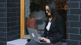 Seorang pemilik UMKM tengah mengelola pemasaran produknya melalui laptop, menunjukkan bahwa strategi digital menjadi tulang punggung keberhasilan bisnis di era modern ini. Gambar ini menangkap esensi bagaimana teknologi memfasilitasi jangkauan pasar yang lebih luas bagi pelaku usaha kecil dan menengah.