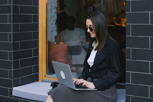 Seorang pemilik UMKM tengah mengelola pemasaran produknya melalui laptop, menunjukkan bahwa strategi digital menjadi tulang punggung keberhasilan bisnis di era modern ini. Gambar ini menangkap esensi bagaimana teknologi memfasilitasi jangkauan pasar yang lebih luas bagi pelaku usaha kecil dan menengah.