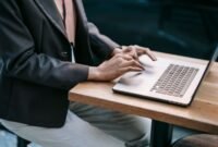 Seorang wanita tengah mendaftarkan bisnisnya secara daring melalui laptop. Mendaftar Nomor Induk Berusaha (NIB) kini semakin mudah dilakukan dari mana saja, kapan saja, hanya dengan koneksi internet.