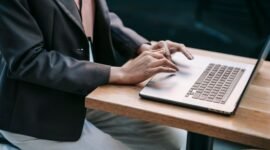 Seorang wanita tengah mendaftarkan bisnisnya secara daring melalui laptop. Mendaftar Nomor Induk Berusaha (NIB) kini semakin mudah dilakukan dari mana saja, kapan saja, hanya dengan koneksi internet.