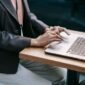 Seorang wanita tengah mendaftarkan bisnisnya secara daring melalui laptop. Mendaftar Nomor Induk Berusaha (NIB) kini semakin mudah dilakukan dari mana saja, kapan saja, hanya dengan koneksi internet.