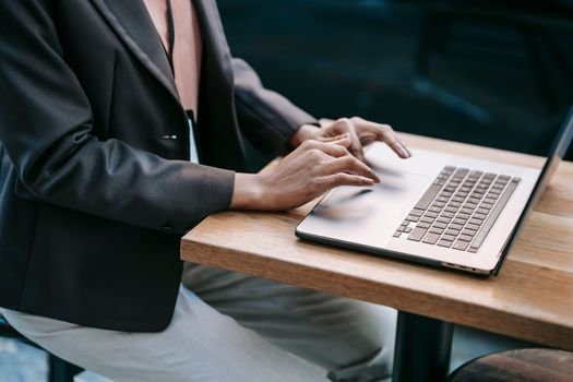 Seorang wanita tengah mendaftarkan bisnisnya secara daring melalui laptop. Mendaftar Nomor Induk Berusaha (NIB) kini semakin mudah dilakukan dari mana saja, kapan saja, hanya dengan koneksi internet.