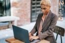 Seorang wanita tengah mendaftarkan perizinan usaha secara daring melalui laptop, menggambarkan kemudahan akses bagi pelaku UMKM untuk mendapatkan Nomor Induk Berusaha. Proses digitalisasi ini membantu para pengusaha mikro dan kecil dalam mengurus legalitas bisnis mereka dengan cepat dan efisien.