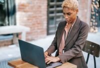 Seorang wanita tengah mendaftarkan perizinan usaha secara daring melalui laptop, menggambarkan kemudahan akses bagi pelaku UMKM untuk mendapatkan Nomor Induk Berusaha. Proses digitalisasi ini membantu para pengusaha mikro dan kecil dalam mengurus legalitas bisnis mereka dengan cepat dan efisien.