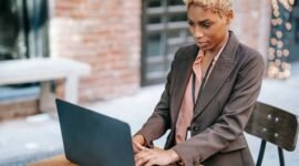 Seorang wanita tengah mendaftarkan perizinan usaha secara daring melalui laptop, menggambarkan kemudahan akses bagi pelaku UMKM untuk mendapatkan Nomor Induk Berusaha. Proses digitalisasi ini membantu para pengusaha mikro dan kecil dalam mengurus legalitas bisnis mereka dengan cepat dan efisien.