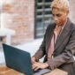 Seorang wanita tengah mendaftarkan perizinan usaha secara daring melalui laptop, menggambarkan kemudahan akses bagi pelaku UMKM untuk mendapatkan Nomor Induk Berusaha. Proses digitalisasi ini membantu para pengusaha mikro dan kecil dalam mengurus legalitas bisnis mereka dengan cepat dan efisien.