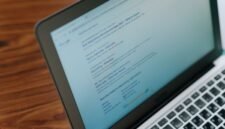 Seorang pelaku UMKM sedang menunjukkan produk kerajinan tangan khas Indonesia yang dipromosikan melalui perangkat tablet, menggambarkan perpaduan antara kearifan lokal dan teknologi digital. Foto ini merefleksikan bagaimana bisnis tradisional dapat memanfaatkan pemasaran online untuk menjangkau pasar yang lebih luas.