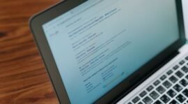 Seorang pelaku UMKM sedang menunjukkan produk kerajinan tangan khas Indonesia yang dipromosikan melalui perangkat tablet, menggambarkan perpaduan antara kearifan lokal dan teknologi digital. Foto ini merefleksikan bagaimana bisnis tradisional dapat memanfaatkan pemasaran online untuk menjangkau pasar yang lebih luas.