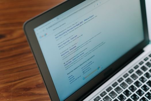 Seorang pelaku UMKM sedang menunjukkan produk kerajinan tangan khas Indonesia yang dipromosikan melalui perangkat tablet, menggambarkan perpaduan antara kearifan lokal dan teknologi digital. Foto ini merefleksikan bagaimana bisnis tradisional dapat memanfaatkan pemasaran online untuk menjangkau pasar yang lebih luas.