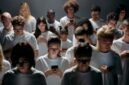 Ilustrasi visual modern yang menunjukkan berbagai orang dari latar belakang berbeda saling terhubung melalui ikon media sosial dan aplikasi, melambangkan bagaimana teknologi digital memfasilitasi interaksi global dan pertumbuhan personal.