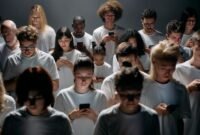 Ilustrasi visual modern yang menunjukkan berbagai orang dari latar belakang berbeda saling terhubung melalui ikon media sosial dan aplikasi, melambangkan bagaimana teknologi digital memfasilitasi interaksi global dan pertumbuhan personal.