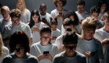 Ilustrasi visual modern yang menunjukkan berbagai orang dari latar belakang berbeda saling terhubung melalui ikon media sosial dan aplikasi, melambangkan bagaimana teknologi digital memfasilitasi interaksi global dan pertumbuhan personal.