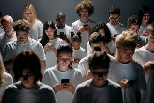 Ilustrasi visual modern yang menunjukkan berbagai orang dari latar belakang berbeda saling terhubung melalui ikon media sosial dan aplikasi, melambangkan bagaimana teknologi digital memfasilitasi interaksi global dan pertumbuhan personal.