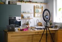 Seorang wanita tengah sibuk menyiapkan pesanan kue di dapur rumahnya yang rapi, menunjukkan dedikasi dan kegembiraan dalam membangun usaha rumahan yang diminati banyak orang. Aktivitas ini menggambarkan bagaimana hobi bisa bertransformasi menjadi sumber penghasilan menjanjikan.