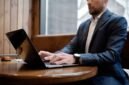 Seorang pelaku usaha sedang serius mendaftarkan Nomor Induk Berusaha (NIB) melalui laptopnya, memanfaatkan kemudahan sistem Online Single Submission (OSS) untuk melegalkan bisnisnya. Proses ini menjadi langkah awal penting menuju pengembangan usaha yang lebih maju dan terdaftar secara resmi.