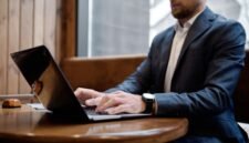 Seorang pelaku usaha sedang serius mendaftarkan Nomor Induk Berusaha (NIB) melalui laptopnya, memanfaatkan kemudahan sistem Online Single Submission (OSS) untuk melegalkan bisnisnya. Proses ini menjadi langkah awal penting menuju pengembangan usaha yang lebih maju dan terdaftar secara resmi.