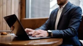 Seorang pelaku usaha sedang serius mendaftarkan Nomor Induk Berusaha (NIB) melalui laptopnya, memanfaatkan kemudahan sistem Online Single Submission (OSS) untuk melegalkan bisnisnya. Proses ini menjadi langkah awal penting menuju pengembangan usaha yang lebih maju dan terdaftar secara resmi.