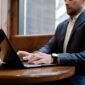 Seorang pelaku usaha sedang serius mendaftarkan Nomor Induk Berusaha (NIB) melalui laptopnya, memanfaatkan kemudahan sistem Online Single Submission (OSS) untuk melegalkan bisnisnya. Proses ini menjadi langkah awal penting menuju pengembangan usaha yang lebih maju dan terdaftar secara resmi.