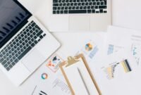 Seorang pebisnis wanita profesional tampak menganalisis data grafik pada layar tabletnya, menggambarkan proses pengambilan keputusan berbasis data yang krusial dalam strategi bisnis digital. Di latar belakang, terlihat elemen visual yang merepresentasikan konektivitas global dan pertumbuhan digital.