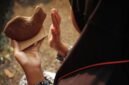 Berbagai produk lokal Indonesia, mulai dari kerajinan tangan hingga makanan, ditampilkan dengan apik di sebuah etalase. Keberagaman dan kualitas produk ini mencerminkan inovasi serta semangat wirausaha anak bangsa yang semakin berkembang.