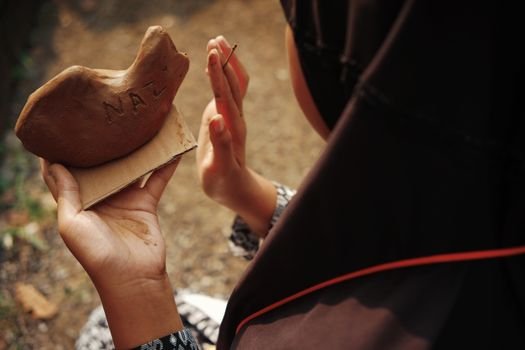 Berbagai produk lokal Indonesia, mulai dari kerajinan tangan hingga makanan, ditampilkan dengan apik di sebuah etalase. Keberagaman dan kualitas produk ini mencerminkan inovasi serta semangat wirausaha anak bangsa yang semakin berkembang.