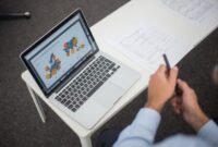 Gambar ini menampilkan ilustrasi visual tentang bagaimana sebuah bisnis menganalisis berbagai segmen pasar, menyortir data demografi dan psikografi untuk menemukan pelanggan idealnya. Hal ini menggambarkan proses krusial dalam menentukan arah strategi pemasaran yang tepat sasaran.