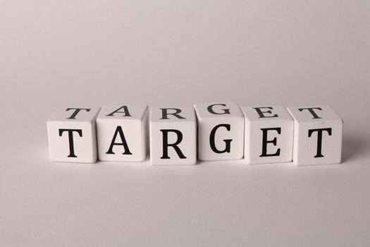 Gambar ini menunjukkan sebuah anak panah yang menancap tepat di tengah papan dartboard, melambangkan akurasi dalam membidik target pasar yang spesifik. Ilustrasi visual ini merepresentasikan pentingnya fokus dalam strategi pemasaran untuk mencapai keberhasilan bisnis yang optimal.