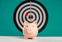Ilustrasi visual seorang pemanah membidik target di tengah, merepresentasikan pentingnya menentukan target pasar yang tepat dalam strategi bisnis untuk mencapai hasil optimal. Gambar ini secara metaforis menunjukkan bagaimana fokus pada audiens yang relevan dapat meningkatkan efektivitas kampanye pemasaran.