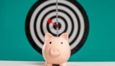 Ilustrasi visual seorang pemanah membidik target di tengah, merepresentasikan pentingnya menentukan target pasar yang tepat dalam strategi bisnis untuk mencapai hasil optimal. Gambar ini secara metaforis menunjukkan bagaimana fokus pada audiens yang relevan dapat meningkatkan efektivitas kampanye pemasaran.